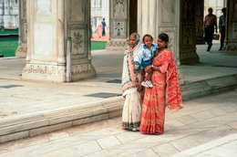 Architecture;-Dallage;-Delhi;-Diwan-i-Khas;-Enfant;-Femmes;-Fort-rouge;-Inde;-Kaleidos;-Kaleidos-images;-La-parole-à-limage;-Lal-Qila;-Marbre;-Moghols;-Patrimoine-de-lHumanité;-Piliers;-Sari;-Shah-Jahan;-Shahjahanabad;-Stories-Pictures;-Tarek-Charara;-Terrasse;-UNESCO;-Vieux-Delhi;-Visiteurs